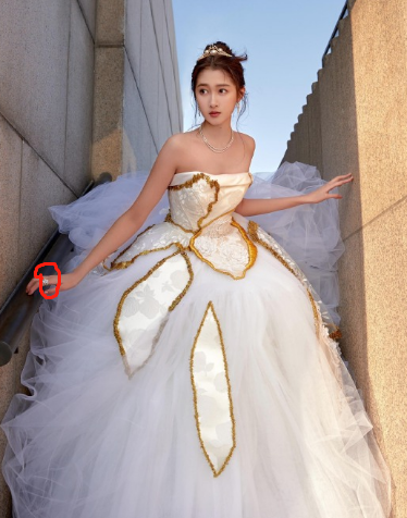 2022年首颗糖关晓彤鹿晗晒同款婚纱照网友送上祝福