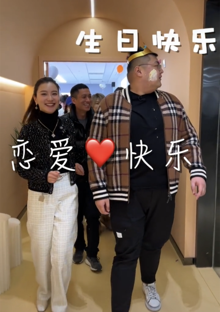 恭喜邻居曝千万级网红猴哥说车已经订婚过完年后将会结婚