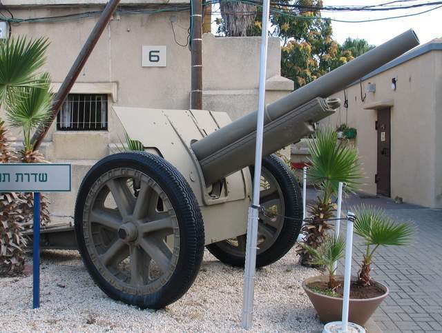 m1934型105毫米野战炮m1932型155毫米榴弹炮由法国施耐德旗下,在上