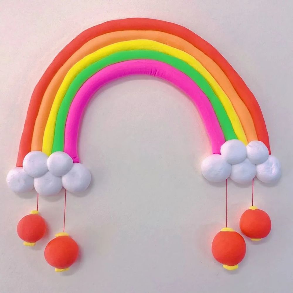 在云朵下方粘上红色彩泥做的灯笼;4.大功告成啦!