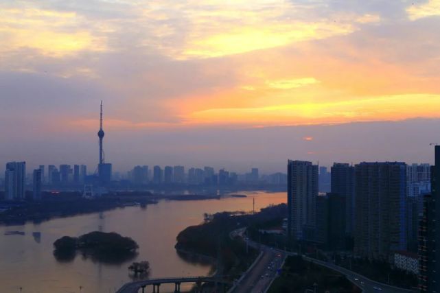 临沂城红彤彤的霞光映红了祊河新年第一缕阳光普照大地一轮红日喷薄而