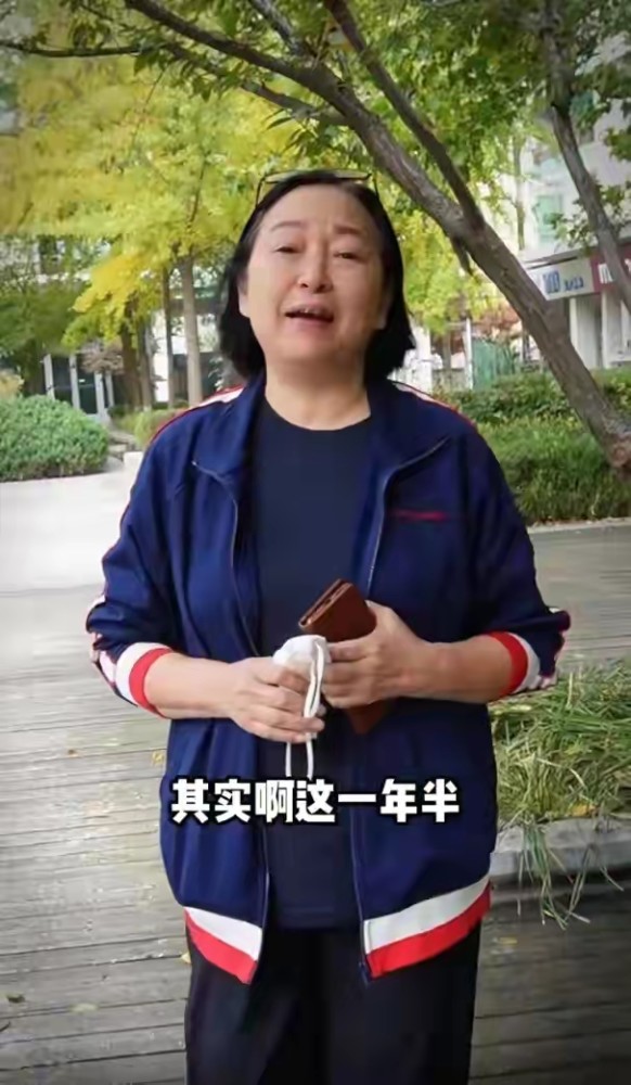 68岁台湾老戏骨方芳现身天安门观看升旗热泪盈眶感叹回家真好