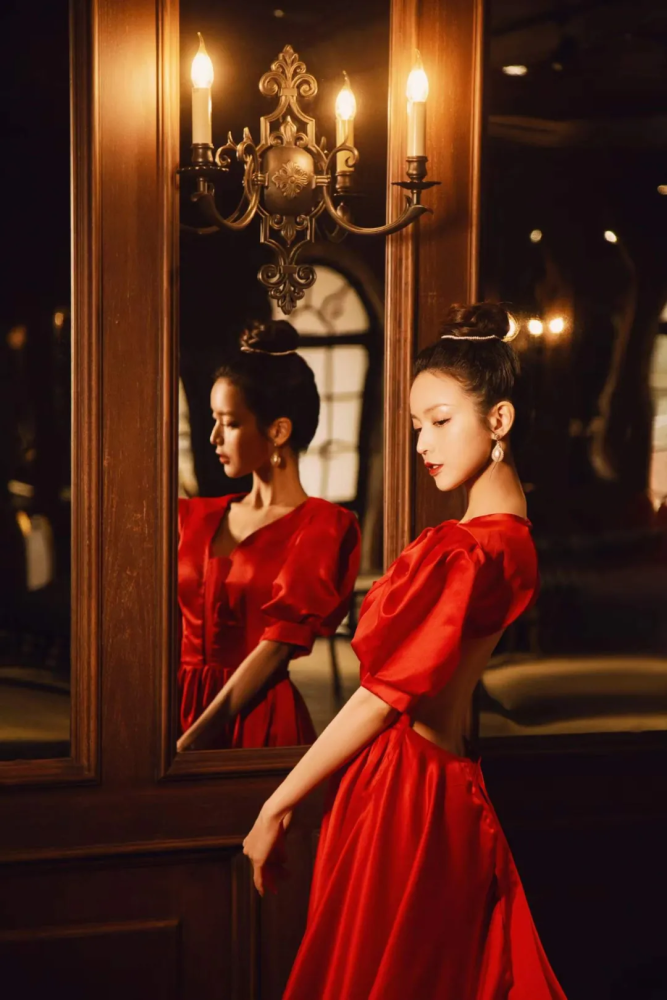 叶熙祺大露背复古新年照曝光