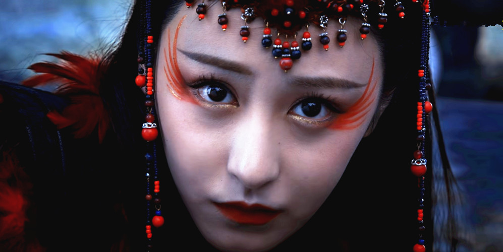 眼角还画上了凤尾形状的红色眼妆