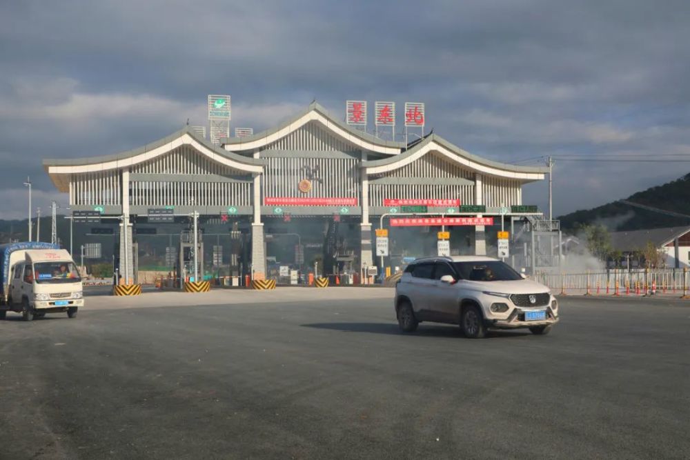 根据《云南省人民政府关于同意南涧至景东高速公路收取车辆通行费的