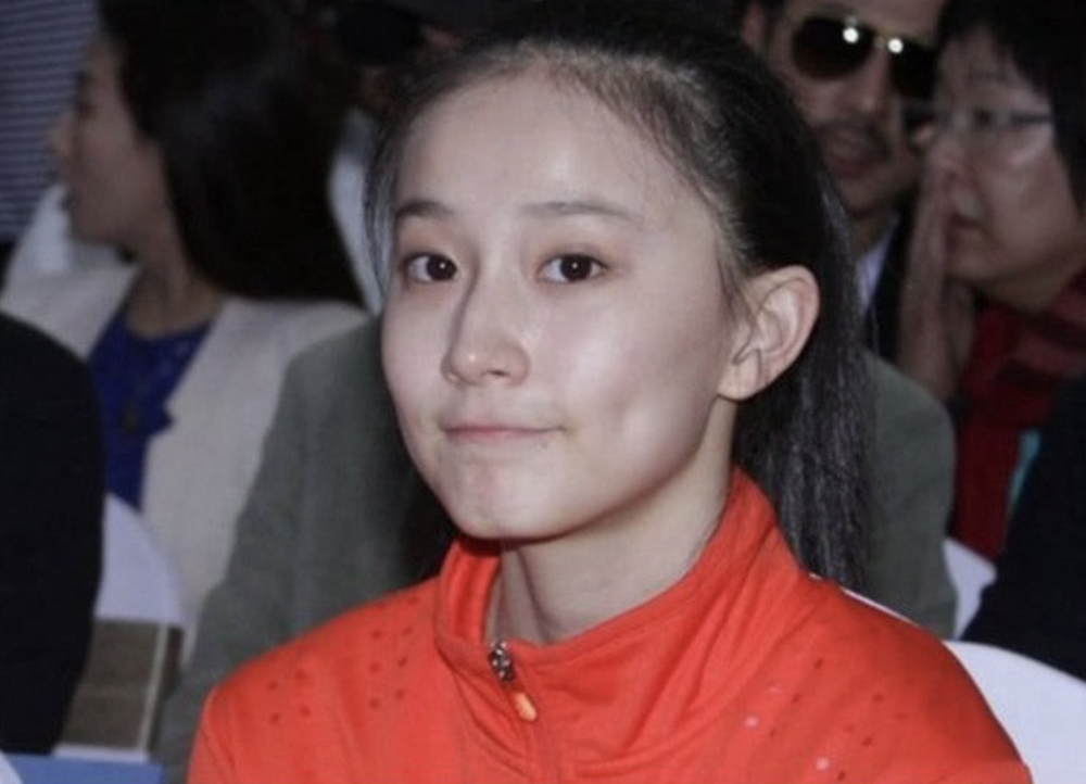 她凭一张挺胸照爆红因发育太快退役拒绝娱乐圈后去当教练