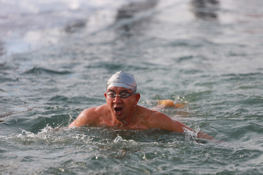 泳往直前冬泳爱好者畅游博斯腾湖