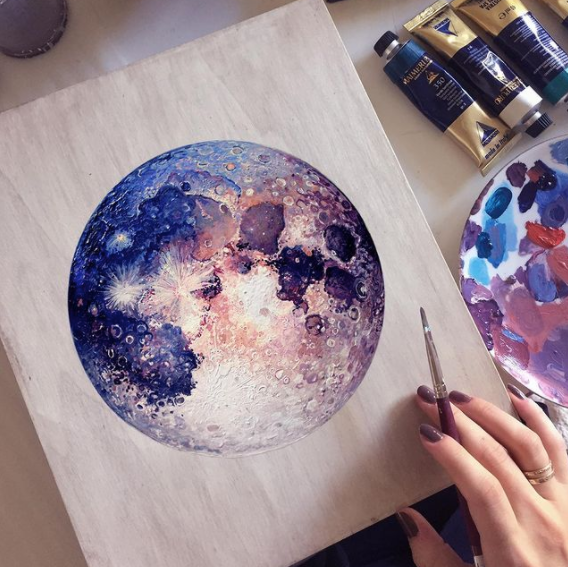 她用彩铅画了一轮紫色月球,难以置信的超写实,让人看了着迷