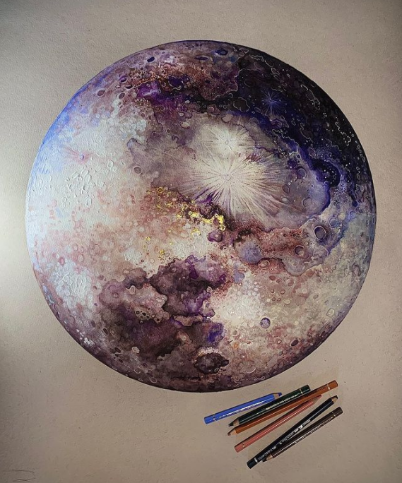 她用彩铅画了一轮紫色月球,难以置信的超写实,让人看了着迷