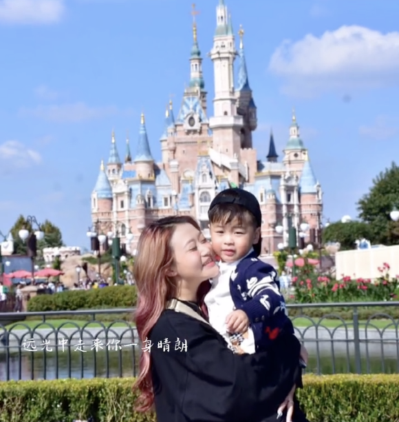 孙侨潞去世一周年,妈妈来海上看望,鸣笛时引来蝴蝶细节惹人泪目