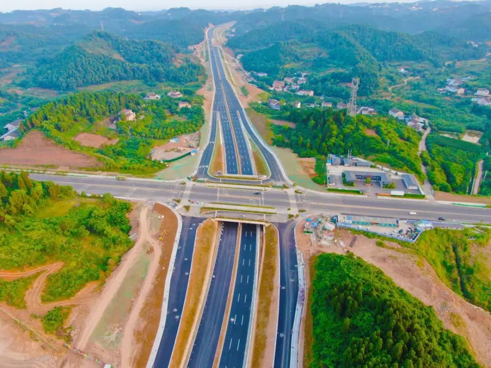 港窑路快速路全部建成后,将进一步推动城市垂江延伸.