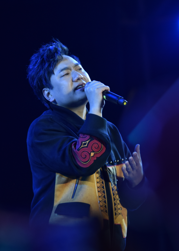 实拍刚刚海来阿木在镇雄演唱点歌的人等歌曲