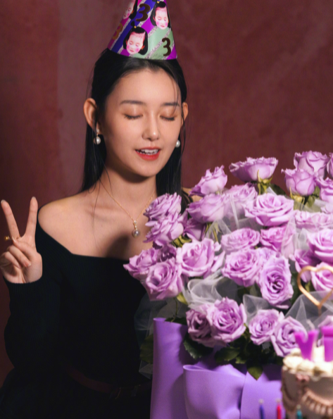蒋依依21岁庆生照三层蛋糕很有少女心穿一字领比耶直角肩亮眼