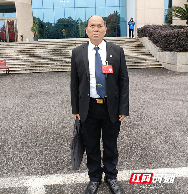 衡阳市人大代表,衡南县花桥镇龙皮村党支部书记欧阳东林.