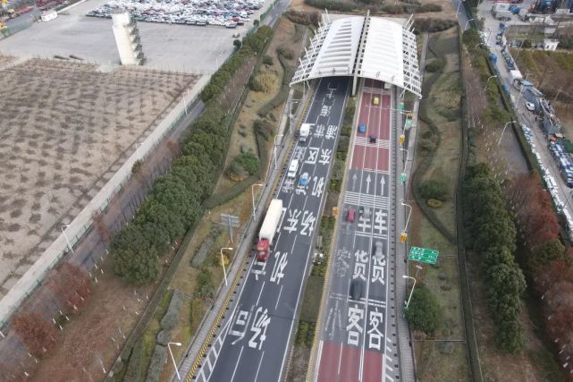 元旦上海繞城高東收費口總體平穩,浦東交警全力護安保暢