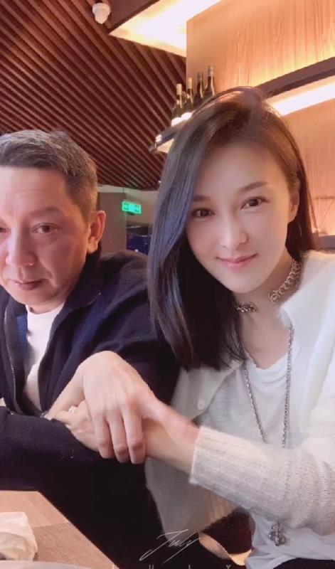 朱锐,头上白发还有额头抬头纹十分明显,虽然夫妻俩看上去年龄差距还是