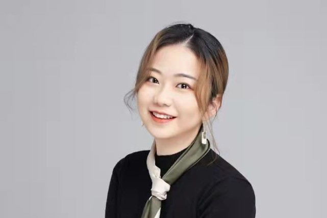 长大后的黄安仪身高长到了1米7,身材高挑五官大气.