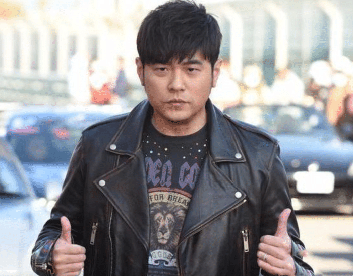 周杰伦被路人偷拍脸和脖子一样粗意外撞脸陈赫