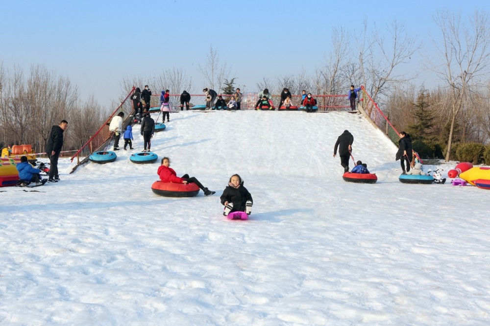 滑板,雪地香蕉船等冰雪项目吸引众多游客,在快乐滑雪中感受冰雪魅力