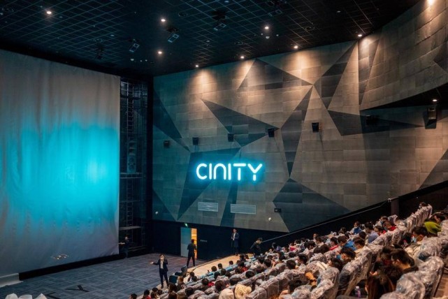 济宁京杭影城技术总监段然介绍,挂装的这块山东省内最大24米cinity