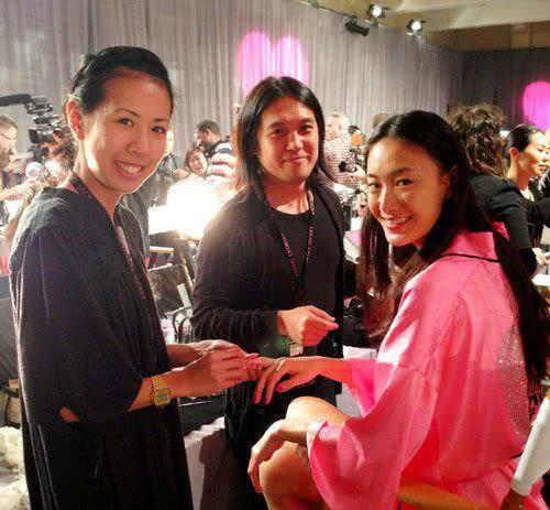 时候,签入了华谊公司,入公司第二年就已经嫁给了华谊的董事总经理赵磊