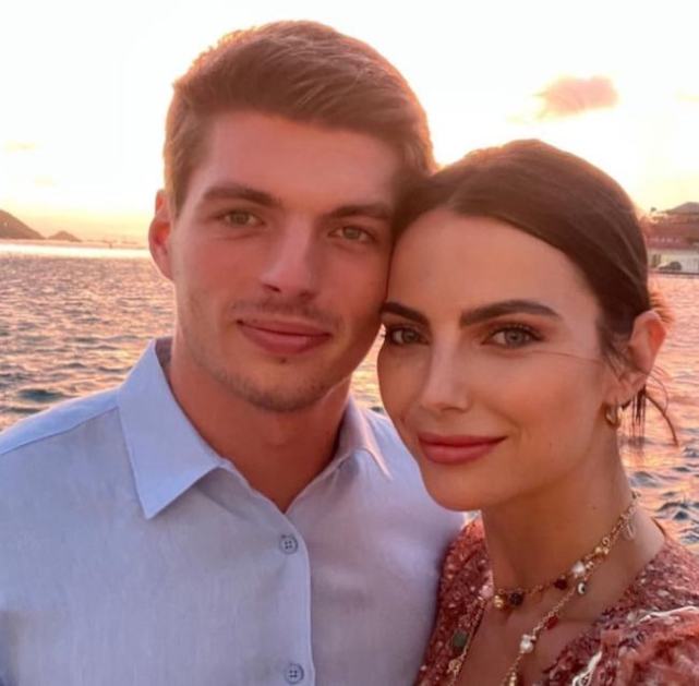 维斯塔潘抱着科维亚特的女儿,33岁女友身材完美