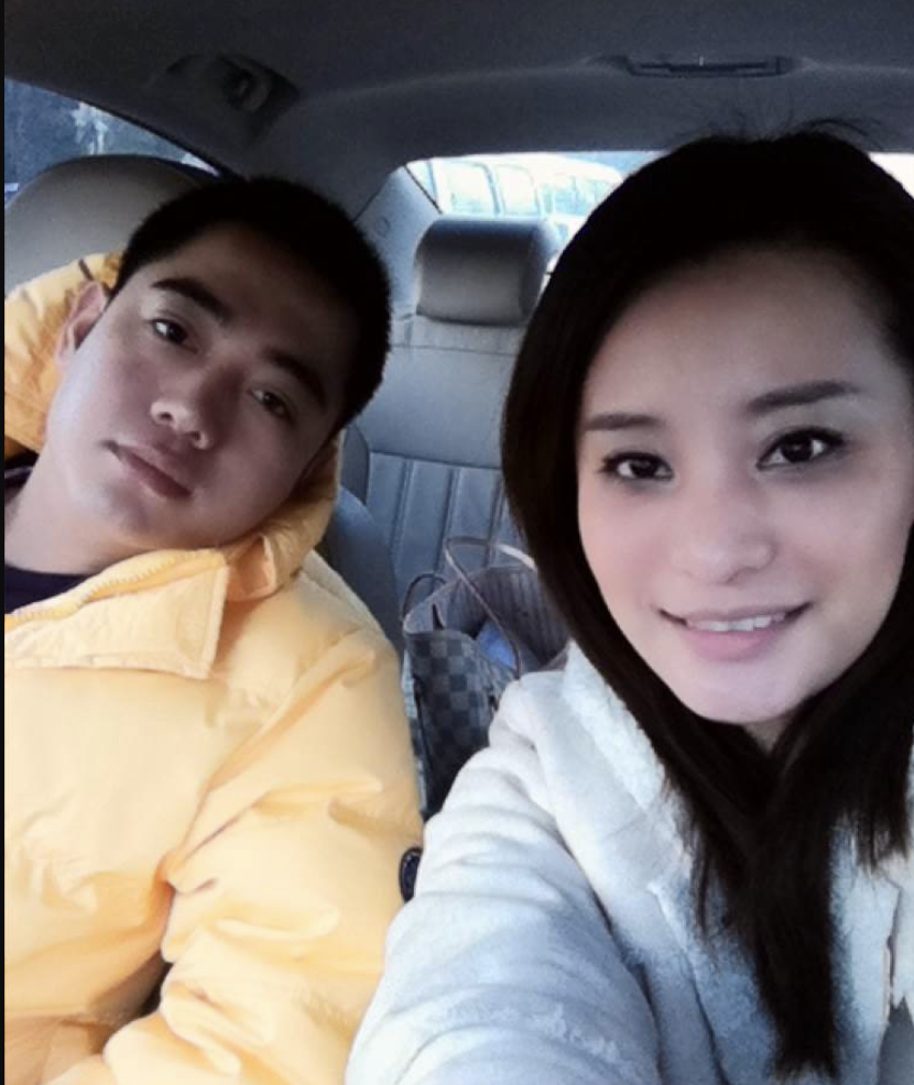 2017年底,传出孟鹤堂离婚的消息,郝舒涵发了句"各自安好"就不再发声.