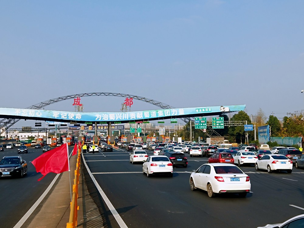 曹立军先后前往成雅高速公路成都收费站,石羊场客运站和省交通运输