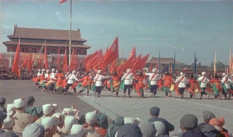 1949年10月1日,迎来了中华人民共和国的第一个国庆节,天安门广场上