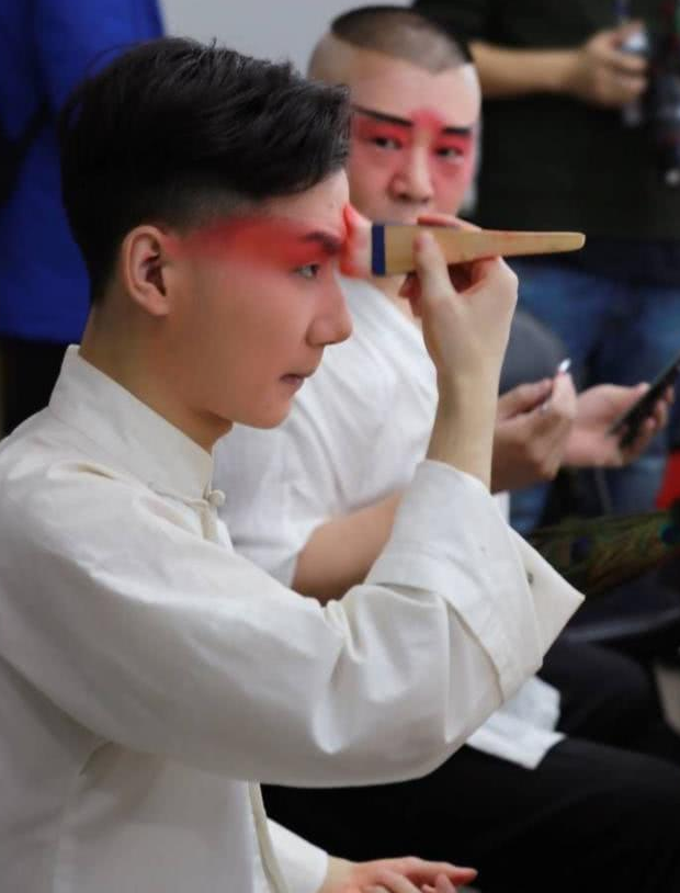 陶阳,在跨年之际就摊上了这么一档子事儿,他的晚会相声《救场》被质疑