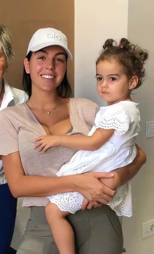 c罗女友怀孕了仍脚踩10厘米高跟鞋霸道总裁不愧是人生大赢家