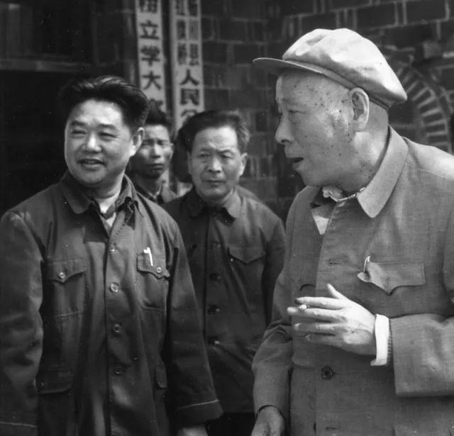 同村好友送1支枪给他参军,成副国级回乡报答却去世,为遗孀养老_腾讯新