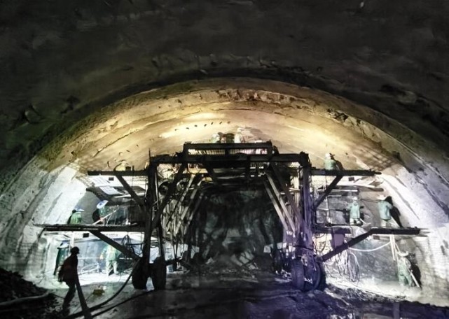 弥玉高速登楼山隧道建设全面提速