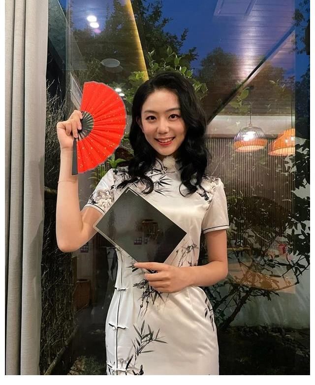 还记得在《主播有新人》这档节目中,有评委教师讯问冯禧的身高,冯禧