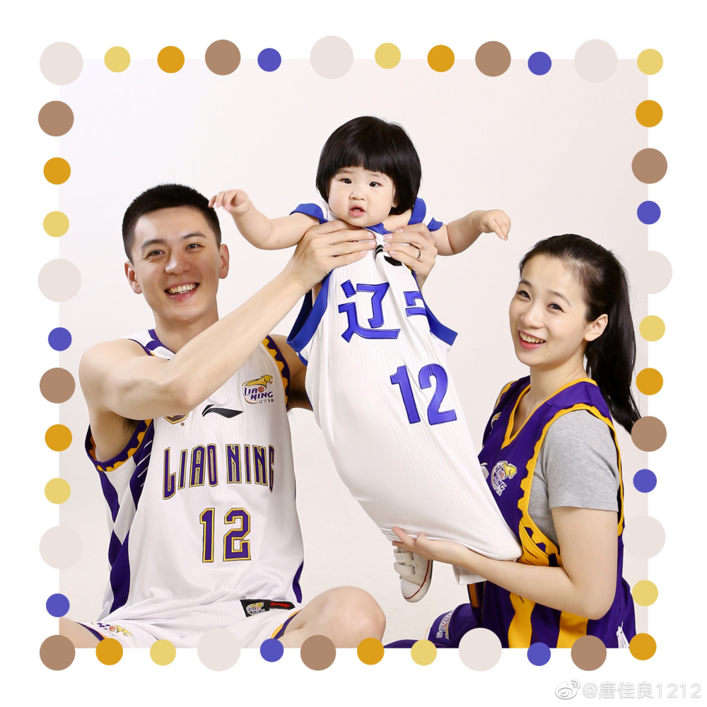 一家四口杨鸣妻子晒一双儿女照片cba第一帅哥教练婚姻幸福