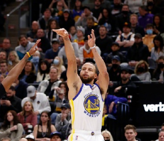 戈贝尔和克拉克森都拿到了20分,反观勇士这边6人得分上双,库里出战了