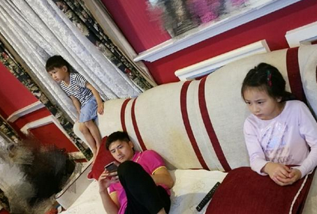 晒晒田亮和叶一茜的豪宅,家里有旋转楼梯,把女儿养得像童话公主