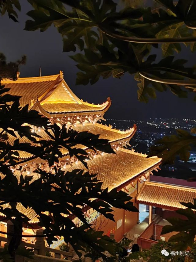 摄眼前半山腰上这一排金碧辉煌的建筑就是万神殿,与山下的福清夜景交