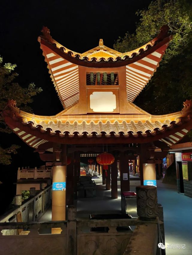 商点水  摄商点水  摄商点水  摄在登山道上,石栏上有许多游客留下的