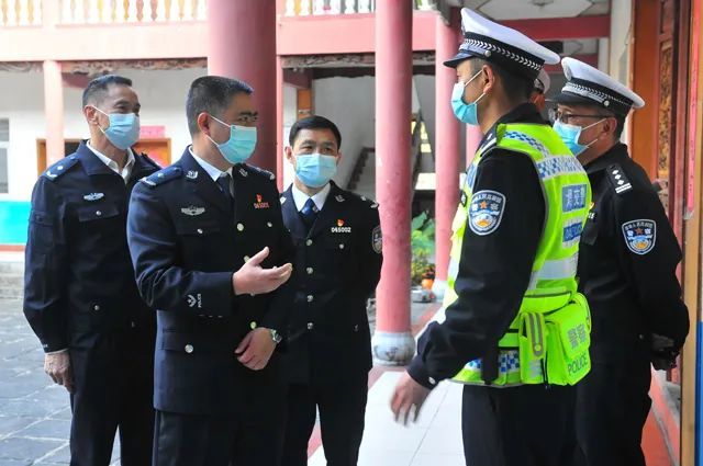 当日下午,杨坤副州长一行先后深入大理市,楚大高速路大理收费站,大保