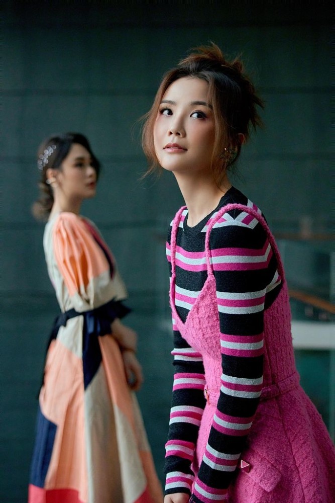 twins姐妹花湖南卫视跨年献唱粉红梦幻云朵背景下歌唱友情