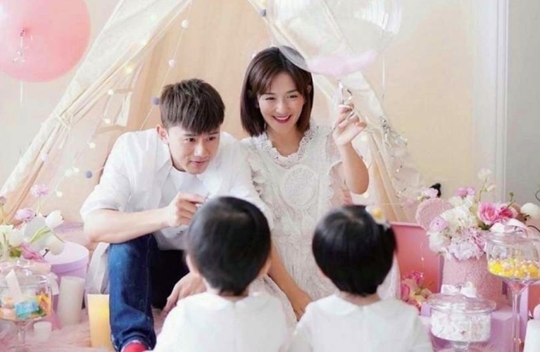 谢娜晒出三个女儿萌照小女儿小手胖嘟嘟双胞胎女儿打扮像公主