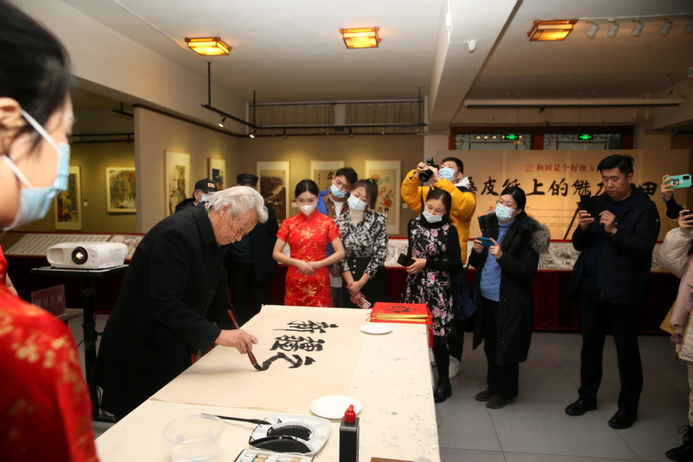 新疆国画院常务副院长兼秘书长,新疆桑皮纸推广人魏宝山介绍到