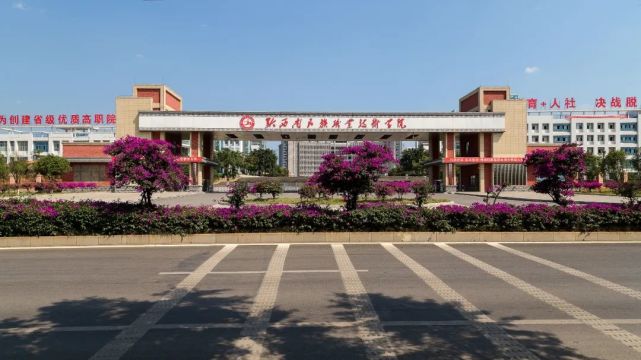 扩建兴义市中等职业学校实训楼4栋,宿舍3栋,建筑面积34407平方米;建成