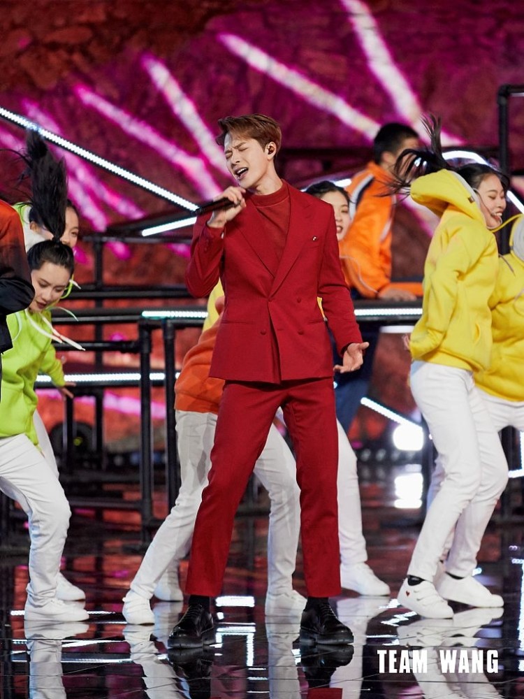 王嘉尔连登三台跨年晚会舞台照活力满满尽显气场