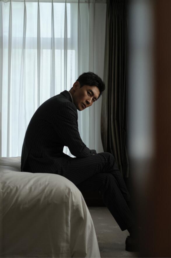 曹磊出席2021国剧盛典现代装展现不一样个人魅力