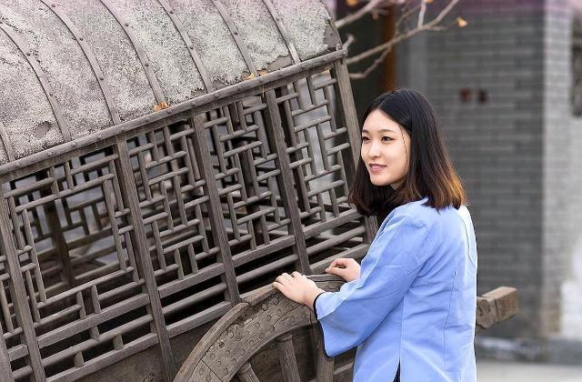 还有更重要的一点,韩权华的家庭成员和社会关系更为显赫,她是五姐妹中