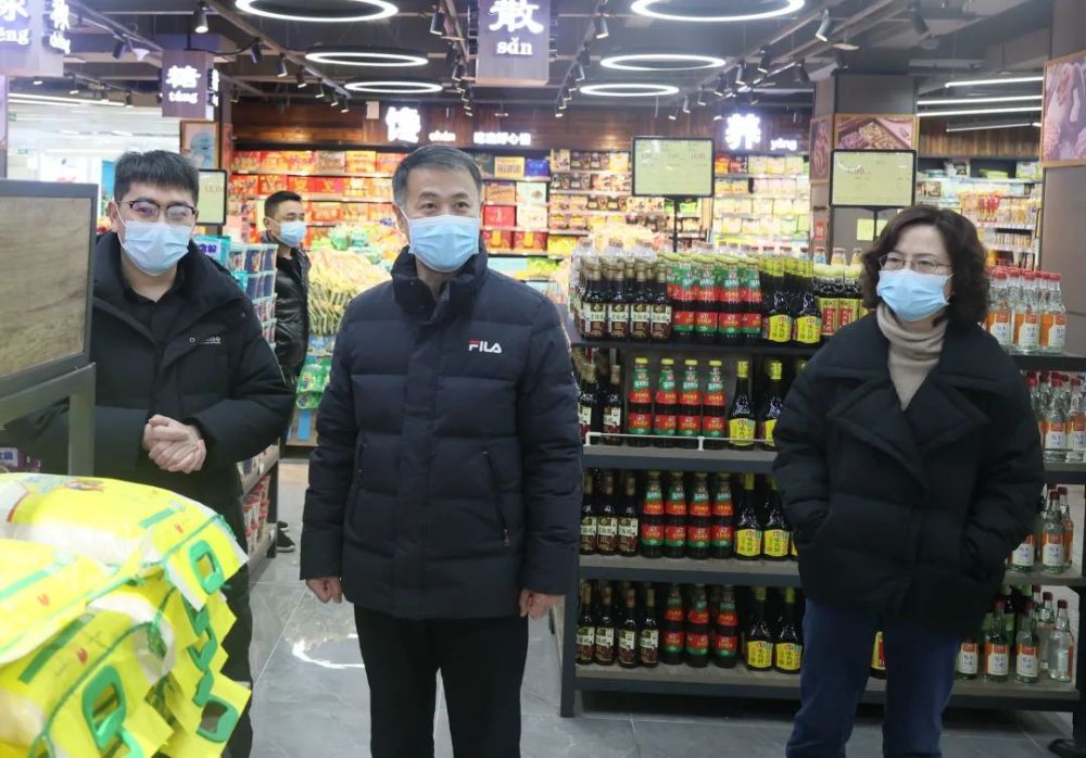 这是张继军一行在京沪时代超市检查常态化疫情防控措施落实情况,详细