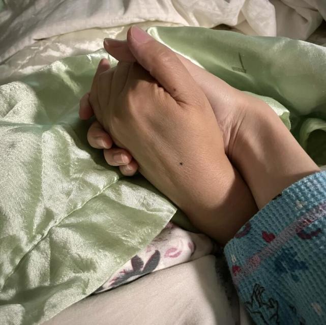 闺蜜晒出和孙侨潞生前在一个被窝里,二人手挽着手的照片.