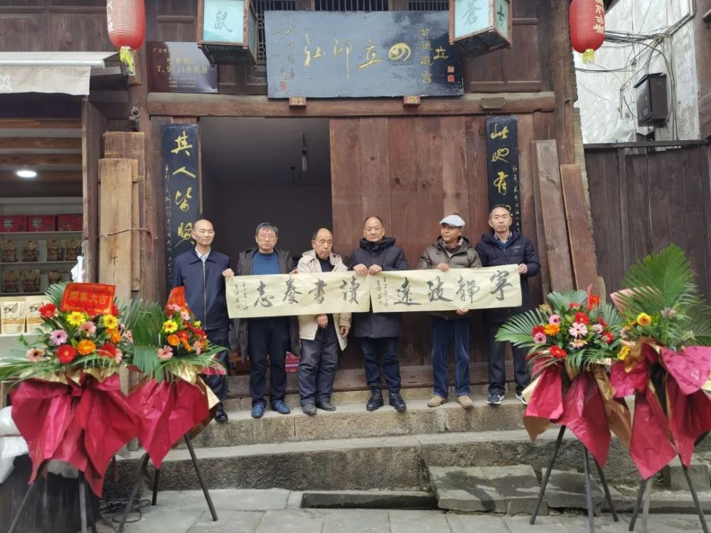 是成都一位书法名家13年前游览昭化古城时,赠予王子义的墨宝